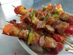Tropical sewkers with tomato, onion, and chicken
